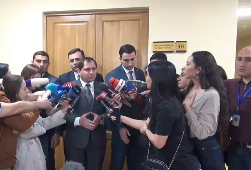 «Դա իմ գործառույթը չէ». նախարարը՝ թոքաբորբի հետևանքով մահացած զինծառայողի առողջական հարցերով պատշաճ չզբաղվելու մասին