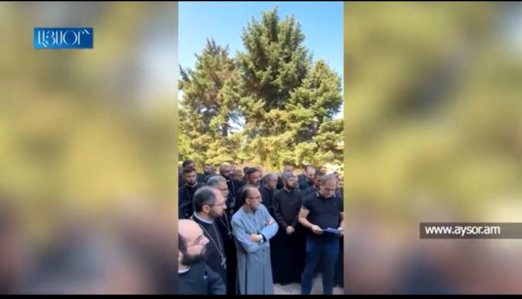 «Србазан, не уходите, пусть заберут всех нас»: принято решение о задержании архиепископа Микаела Аджапахян (видео)