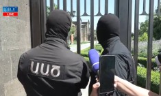 СНБ вошла в Первопрестольный Святой Эчмиадзин: журналистов удалили, дверь закрыли на замок