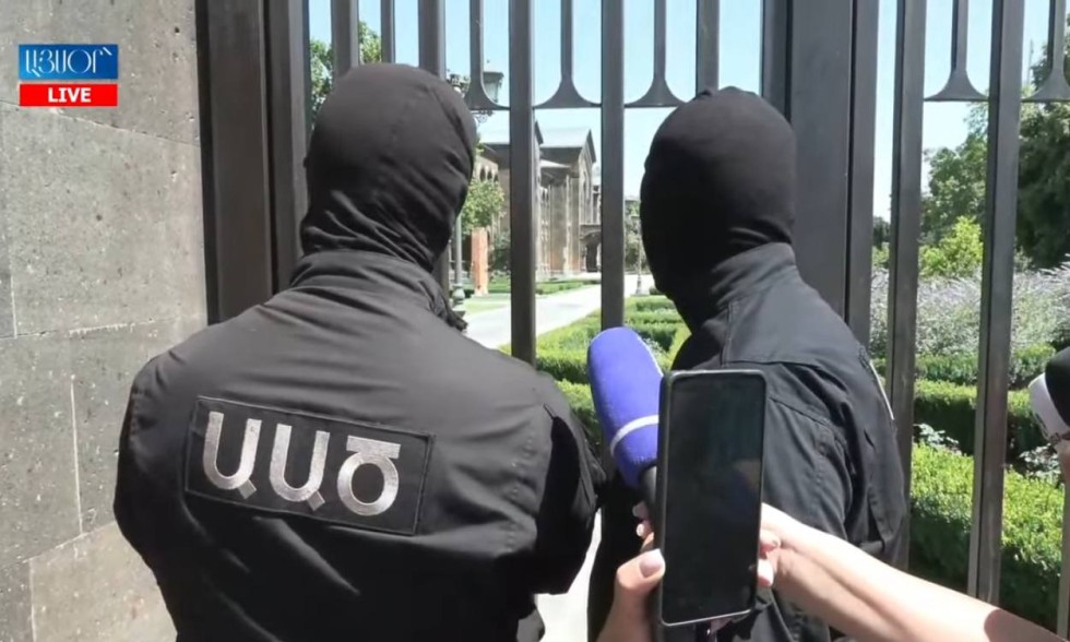 СНБ вошла в Первопрестольный Святой Эчмиадзин: журналистов удалили, дверь закрыли на замок