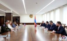 Вашингтон продолжит содействовать проводимым в Армении реформам в сфере обороны — посол США Кристина Куинн встретилась с Суреном Папикяном
