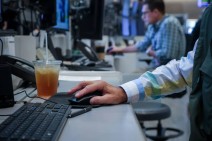 Цены на нефть падают на фоне внимания рынка к переговорам США и России по Украине