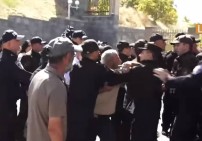 У здания Минобороны напряжённая обстановка: стычка между родственниками пропавших без вести и военной полицией
