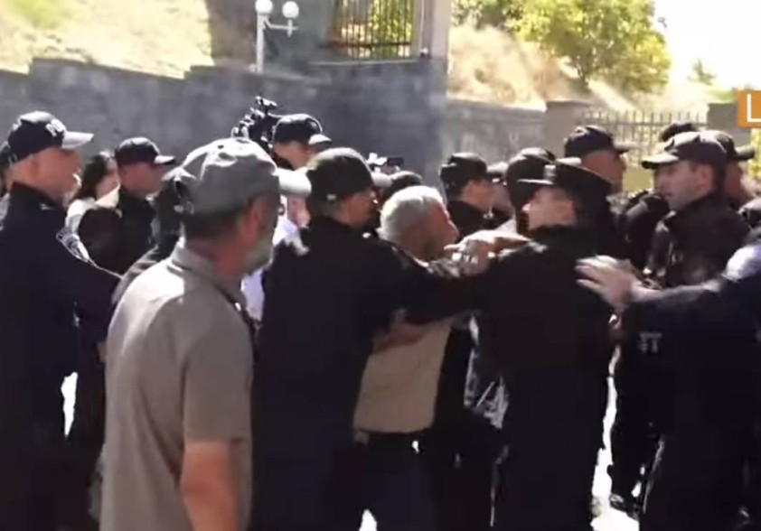 У здания Минобороны напряжённая обстановка: стычка между родственниками пропавших без вести и военной полицией