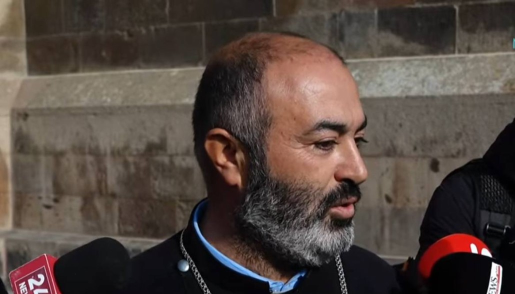Տեր Վրթանեսը պնդում է՝ Արշակ Սրբազանին վերագրվող տեսանյութերը կեղծ են, արհեստական բանականությամբ են ստեղծվել