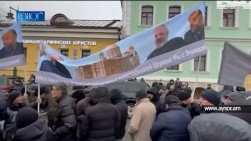 «Руки прочь от Армянской Апостольской Церкви»: в Москве премьер-министра Пашиняна «ждал» плакат с таким посланием (видео)