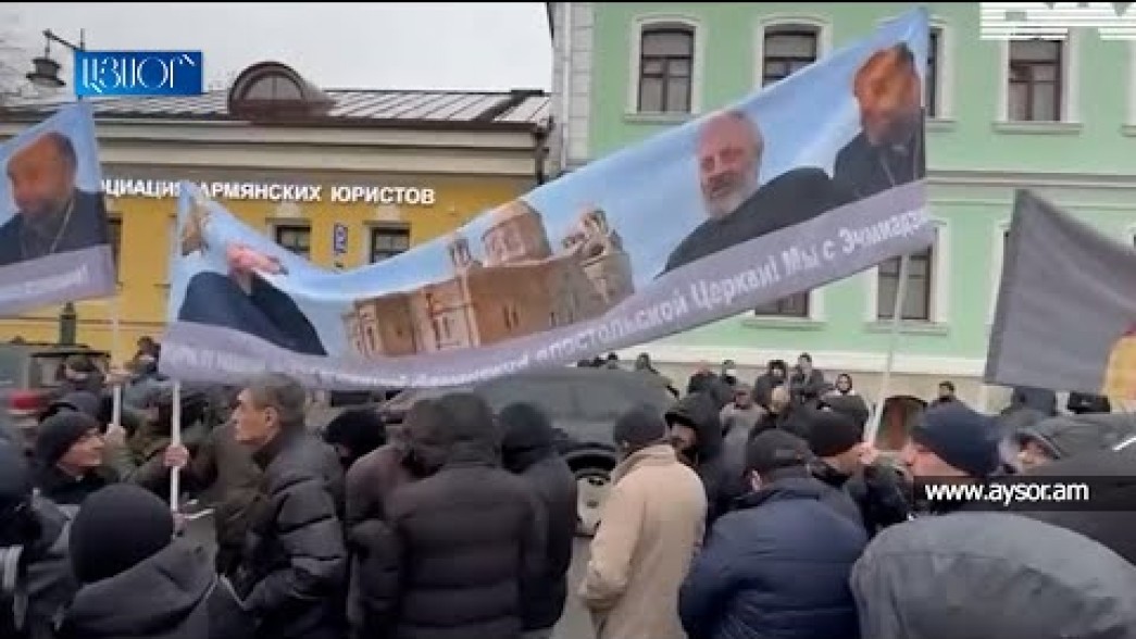 «Руки прочь от Армянской Апостольской Церкви»: в Москве премьер-министра Пашиняна «ждал» плакат с таким посланием (видео)