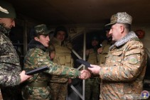 Начальник Генерального штаба вручил ценные подарки военнослужащим, несущим дежурство на позициях