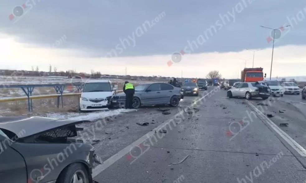 Цепное ДТП в Арарате: возле моста Мармарашен столкнулись 14 автомобилей
