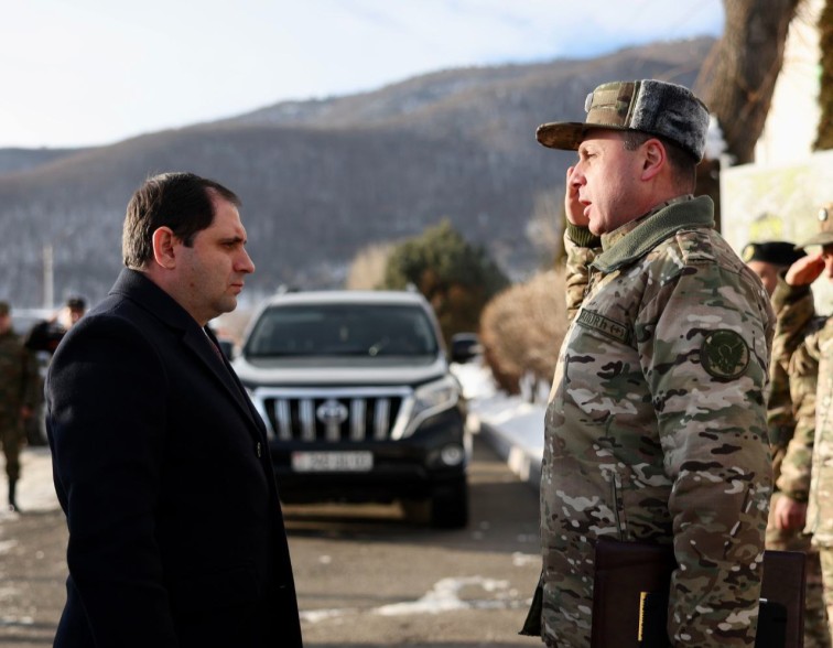 Suren Papikyan visits MoD military unit, reviews living conditions