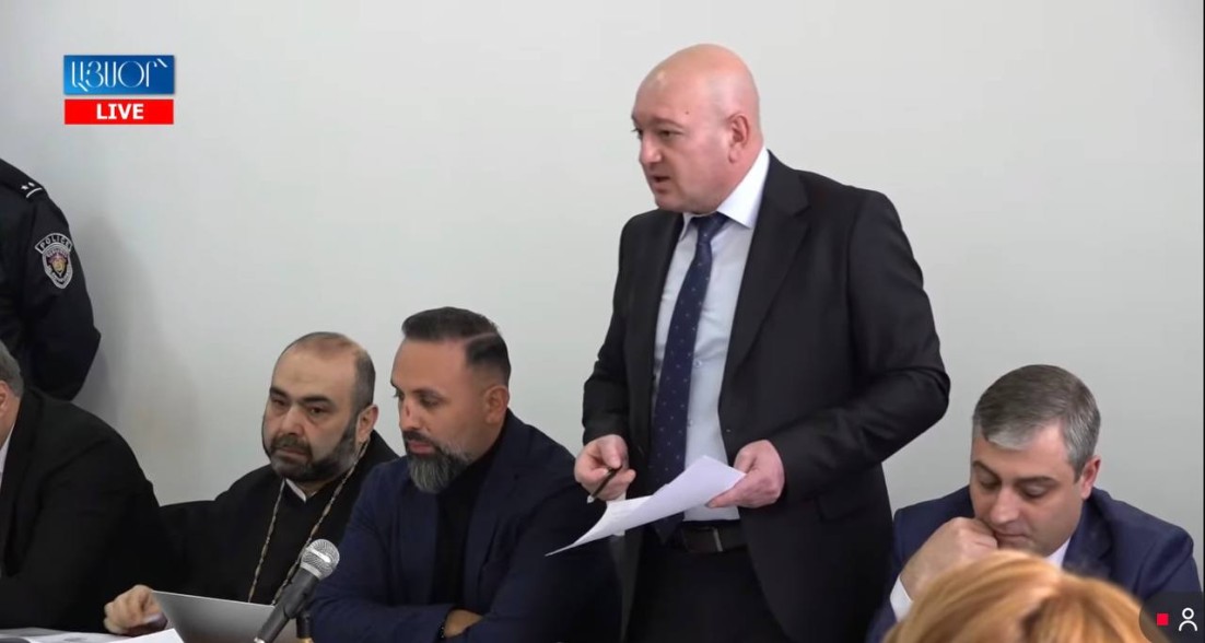 «Вы предлагаете арестовать епископа Мкртича, чтобы он якобы не повлиял на Степана Асатряна и Арамаиса Тахмазяна? Серьезно? Арест должен быть немедленно снят» — адвокат (видео)