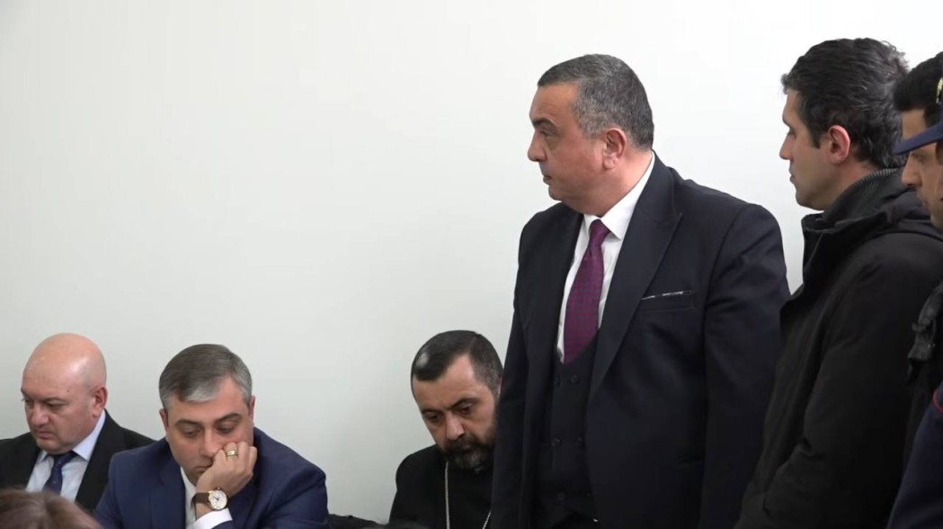 Վեր կանգնեք ամեն ինչից ու հնարավորություն տվեք մարդկանց՝ հավատալու արդարադատությանը. Տեր Գարեգինի փաստաբանը՝ դատավորին (Տեսանյութ)