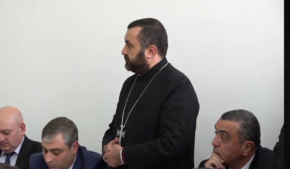 Եթե անգամ տնային կալանքը պահպանվի՝ գոնե հնարավորություն ընձեռեք, որ քույրս ու եղբայրս այցելեն ծնողներիս. Տեր Գարեգին (Տեսանյութ)