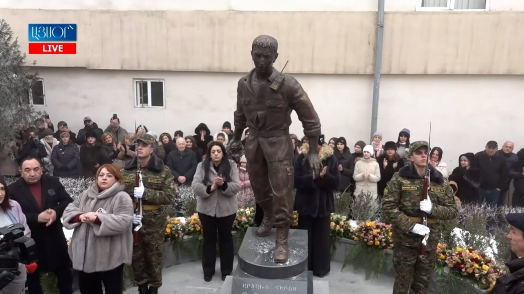 В основной школе №147 открыт памятник герою Арцаха Роберту Абаджяну (видео)