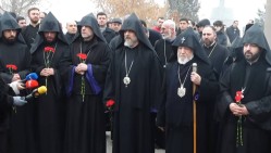 Его Святейшество Верховный Патриарх помолился в «Ераблуре» за упокой душ павших армянских сыновей — фотографии