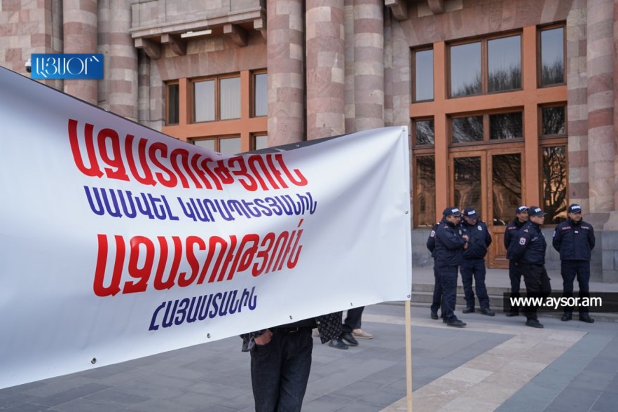 Одновременные акции протеста с требованием: «Свободу Самвелу Карапетяну, свободу Армении» — фото