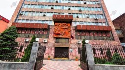 Шесть иностранцев проникли в квартиру соотечественников, избили их, нанесли удары колюще-режущим предметом и похитили деньги и мобильный телефон