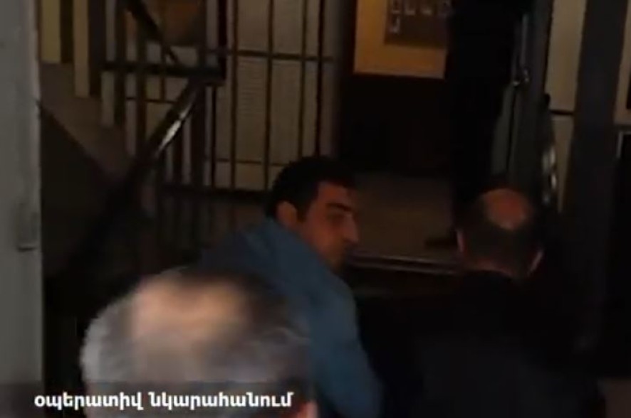 Полиция задержала мужчину за неподобающее поведение и сексуальные оскорбления (видео)