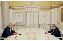 Один уже доказал, что может, другой — что не может: кого выбирать?