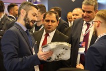 Սուրեն Պապիկյանը Վարշավայում ծանոթացել է ռազմական տեխնիկայի և սպառազինության ցուցադրվող նմուշներին (տեսանյութ)