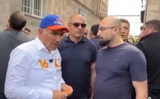 “You surrendered Artsakh, you are responsible for the deaths of 5,000 boys.” Citizen’s remarks anger Pashinyan (Video)