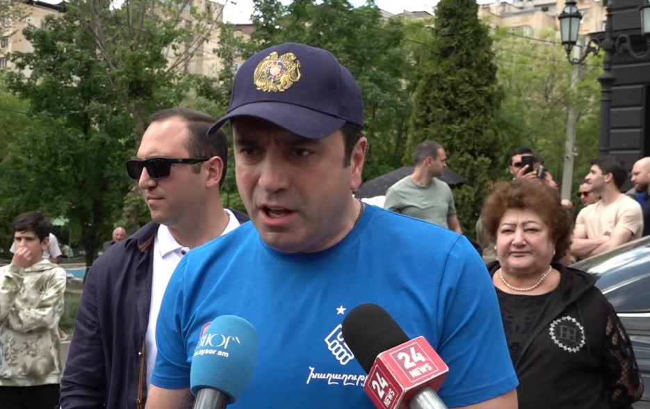 Ален Синонян утверждает, что именно оппозиционеры поощряют, подстрекают и призывают Россию ввести санкции против Армении
