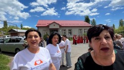 Учитель и ученик в футболках с символикой партии «Гражданский договор»: коллектив школы села Бюракан участвует в предвыборной агитации правящей партии