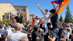 «Տանը ձեզ սպասում են մայրերը». Մարտունիում մեկնարկել է ամառային զորակոչը (տեսանյութ)
