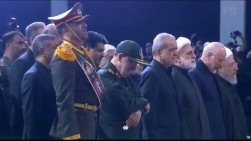 Как президент Ирана и другие высокопоставленные чиновники плачут на церемонии прощания с Али Хаменеи (видео)
