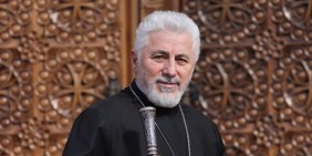 Такой стиль работы администрации не вписывается ни в конституционную, ни в законодательную, ни в международную, ни в общечеловеческую и моральную систему ценностей — архиепископ Езрас Нерсисян