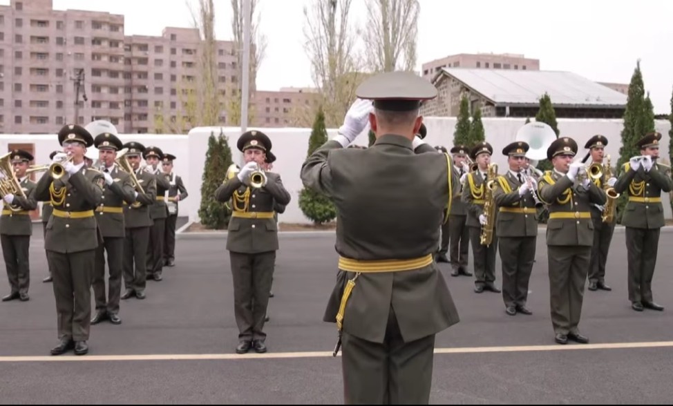 «Пусть ваша красота принесет мир миру»: оркестр вооруженных сил поздравил с 7 апреля (видео)