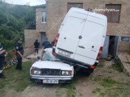 В Тавуше автомобиль, перевозивший продовольствие в воинские части упал с двухметровой высоты на ВАЗ-2107: один человек погиб
