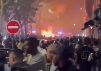 Автомобиль въехал в толпу болельщиков "ПСЖ" в Париже: видео