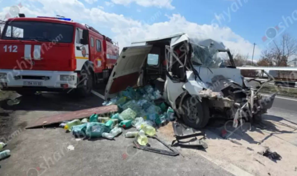 «Ford Transit»-ը մխրճվել է «ZIL»-ի մեջ. վիրավոր վարորդին դուրս են բերել փրկարարները՝ հատուկ տեխնիկայով