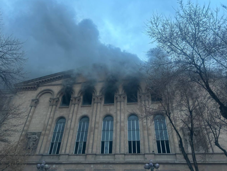 По подозрению в поджоге имущества внутри здания «Каназ» выявлены три человека
