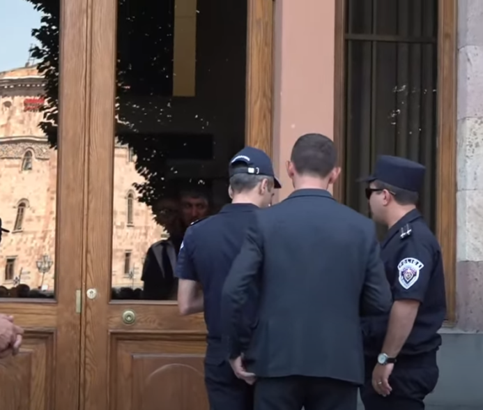 Группа арцахцев направилась в офис вице-премьера для обсуждения своих проблем