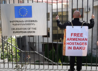 «Свободу армянским пленным, удерживаемым в Баку»: акция протеста Армена Ашотяна перед офисом ЕС — ВИДЕО