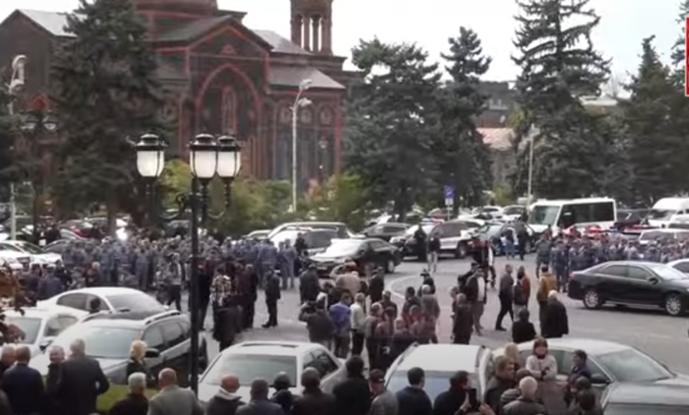 В Гюмри полиция вновь стянула дополнительные силы: готовятся действия по выведению Гукасяна из мэрии