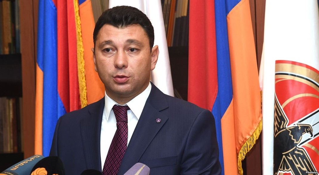 Шармазанов: Серж Саргсян подписал победное перемирие, а Никол — капитуляцию