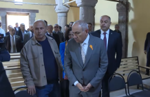 В церкви Киранца Никола Пашиняна сопровождает депутат Гегам Назарян: фото