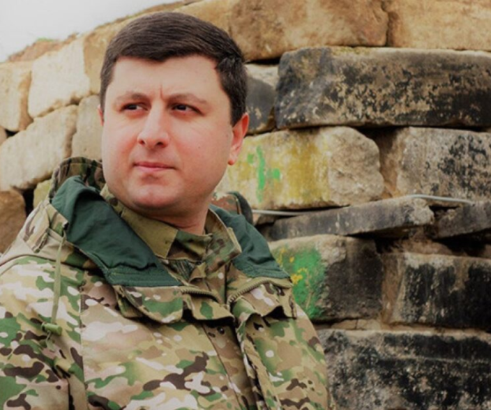 Вы сдали и по сути оставили Азербайджану невероятное количество военной техники, не сумели обеспечить безопасность граждан и страны, — и при этом продолжаете обсуждать год выпуска, качество или модель этой техники…