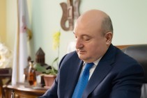 Вардан Гукасян по-прежнему находится в УИУ без медицинской помощи, прокурор Анна Вардапетян молчит — Постанджян в Генеральной прокуратуре (видео)