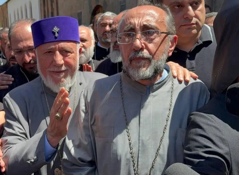 His Holiness visits Archbishop Mikayel Ajapahyan at the Izmirlyan Medical Center