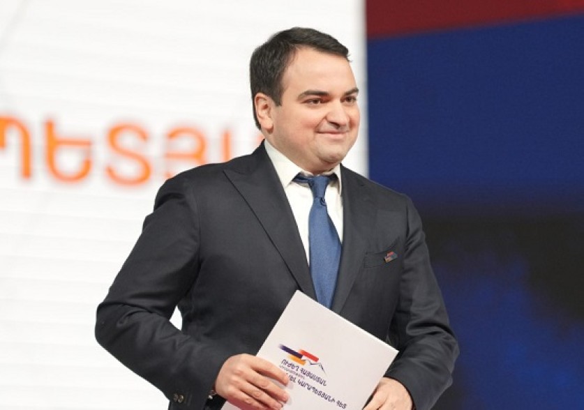 Նիկոլ Փաշինյանը մի ժամանակ «աստվածաբան» էր, հետո՝ «երաժիշտ», հիմա էլ կարծես «ֆինանսական վերլուծաբան» է դարձել. Նարեկ Կարապետյանն արձագանքեց Փաշինյանի պնդումներին (Տեսանյութ)