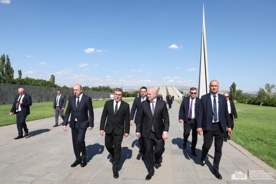 Վրաստանի ՆԳ նախարարը Ծիծեռնակաբերդի հուշահամալիր է այցելել Հայաստանի ՆԳ նախարարի տեղակալի ուղեկցությամբ