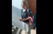 Полиция доставила в отделение мать погибшего военнослужащего: она бросила бутылку в сторону водителя троллейбуса (видео)