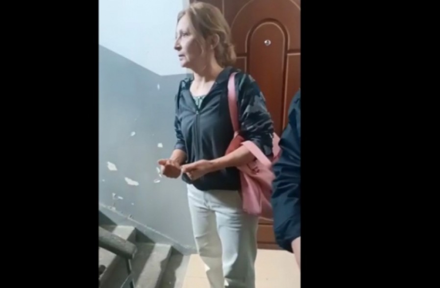 Полиция доставила в отделение мать погибшего военнослужащего: она бросила бутылку в сторону водителя троллейбуса (видео)