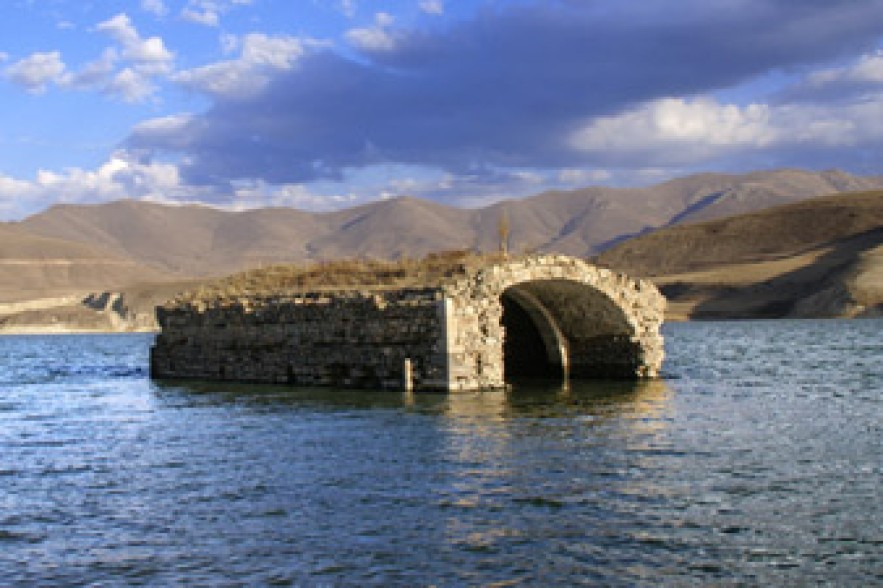 Տոլորս,  Սբ. Կարապետ.  Եկեղեցու «լվացված հետքերը»