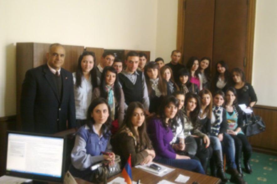 Րաֆֆի Հովհաննիսյանը հանդիպել է մի խումբ ուսանողների
