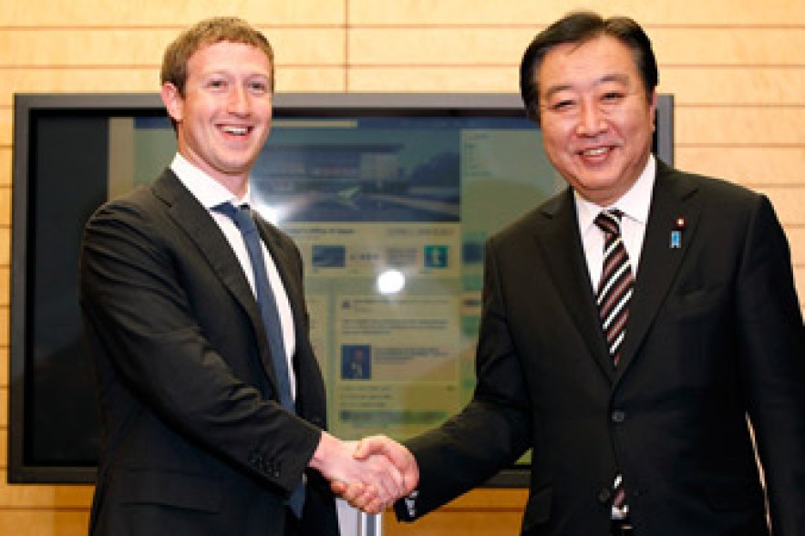 Цукерберг рассказал японскому премьеру о возможностях Facebook